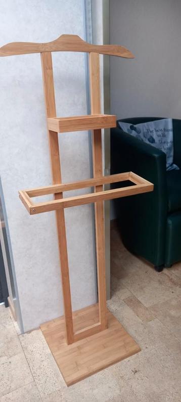 bamboehouten kledingstaander beschikbaar voor biedingen