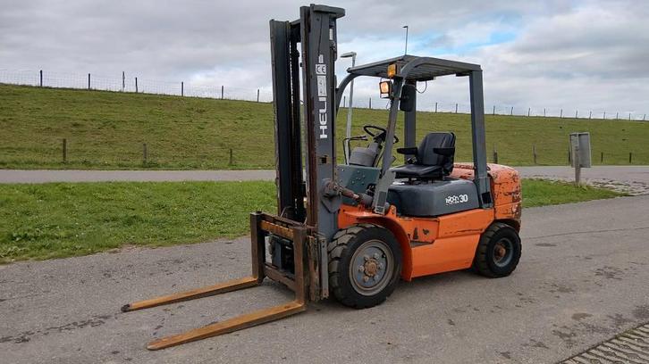 goedwerkende Heli 30 diesel heftruck 3 tonner 30 (bj 2003), Zakelijke goederen, Machines en Bouw | Heftrucks en Intern transport
