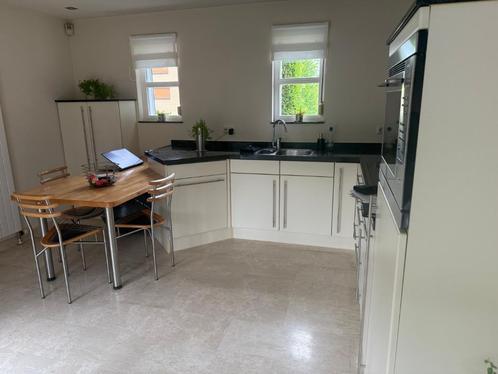 Aanbouwkeuken Beige (Vanille) met RVS handgrepen, Huis en Inrichting, Keuken | Complete keukens, Gebruikt, Hoekkeuken, Overige kleuren