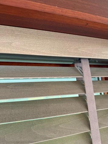 Houten jaloezieën beschikbaar voor biedingen