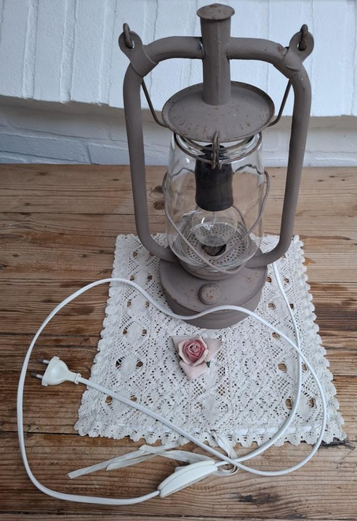 Oude British Made olielamp omgebouwd naar elektra lamp, Antiek en Kunst, Curiosa en Brocante, Ophalen of Verzenden