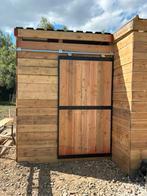 Schuilstal met zadelkamer