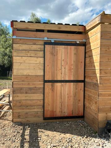 Schuilstal met zadelkamer beschikbaar voor biedingen