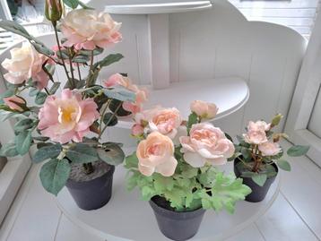 3 nieuwe licht roze kunstbloemen in pot 19€ samen
 beschikbaar voor biedingen