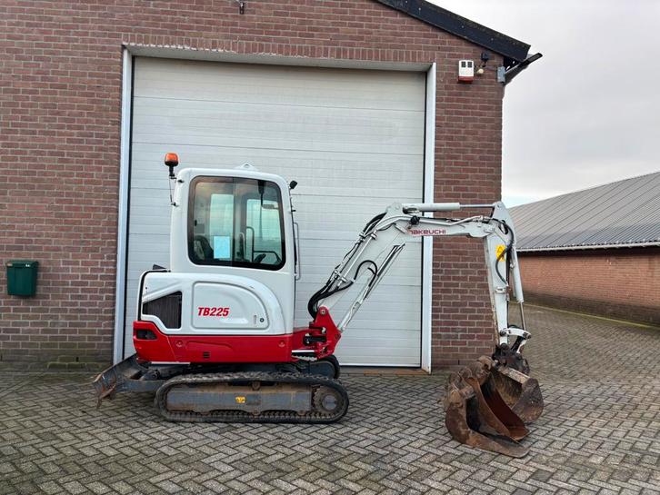 Takeuchi TB225 minigraver graafmachine 1970 Hours!!, Articles professionnels, Machines & Construction | Grues & Excavatrices, Excavatrice