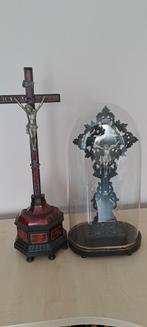 Crucifix 73 cm - 55 cm sous cloche, Antiquités & Art, Antiquités | Objets religieux, Enlèvement