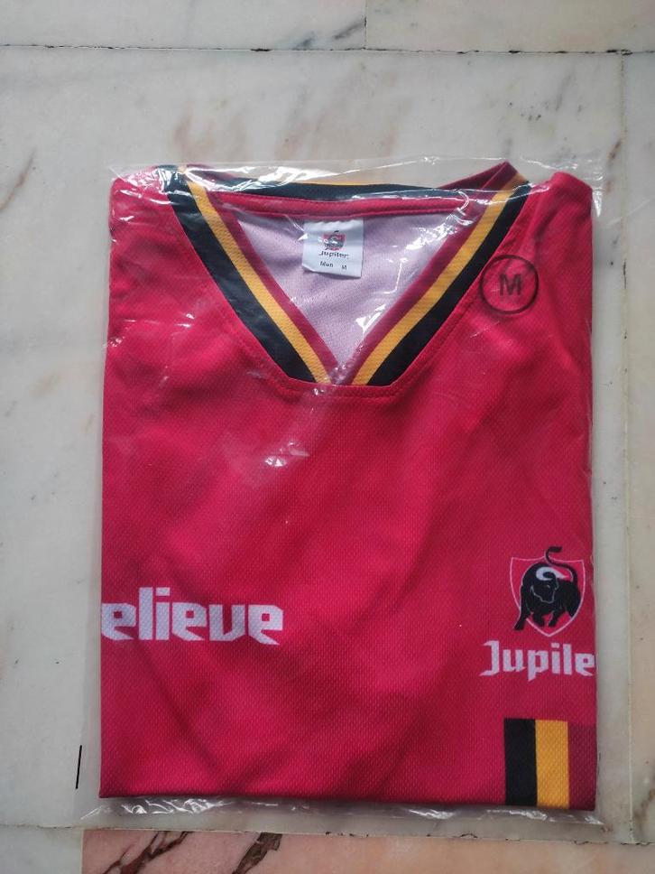 1 maillot des Diables Rouges (neuf) + Drapeau (neuf) +cadeau, Sports & Fitness, Football, Neuf, Maillot, Taille M, Enlèvement ou Envoi