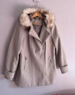 Beige Jas / Mantel met pels maat L (Nieuwprijs: 60 euro), Kleding | Dames, Ophalen, Zo goed als nieuw, Maat 38/40 (M), Beige