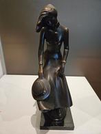 Bronzen beeld op marmer meisje Ontono, Antiek en Kunst, Kunst | Beelden en Houtsnijwerken, Ophalen of Verzenden