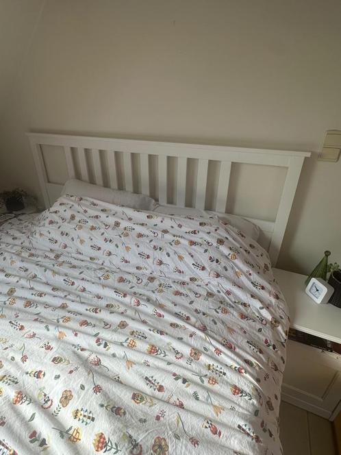 MOET NU WEG:IKEA witte bed + Emma matras + IKEA nachtkastjes, Huis en Inrichting, Slaapkamer | Bedden, Zo goed als nieuw, Tweepersoons