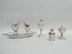 Twee ciborievormige zilveren hostiedoosjes en ......, Antiek en Kunst, Ophalen
