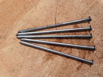 Grote nagels beschikbaar voor biedingen