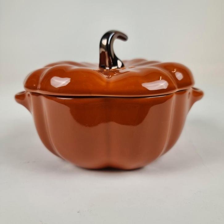 Staub Pompoen ovenschaal, cocotte keramiek kaneel 15cm-0,7 L, Huis en Inrichting, Keuken | Potten en Pannen, Nieuw, Overige typen
