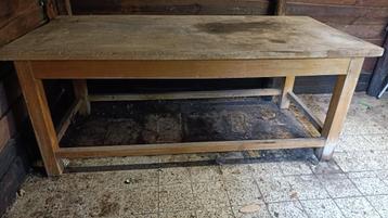 oude massieve tafel met dik blad als werkbank beschikbaar voor biedingen