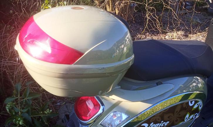 Scooter Razzo Venice 50CC, Fietsen en Brommers, Scooters | Vespa, Gebruikt, Overige modellen, Klasse B (45 km/u), Benzine, Ophalen