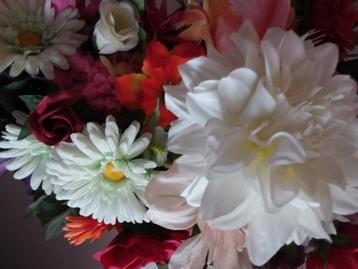 Glazen vazen met kunstbloemen of glazen bolletjes beschikbaar voor biedingen