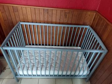 Lit evolutif bébé avec matelas et couette