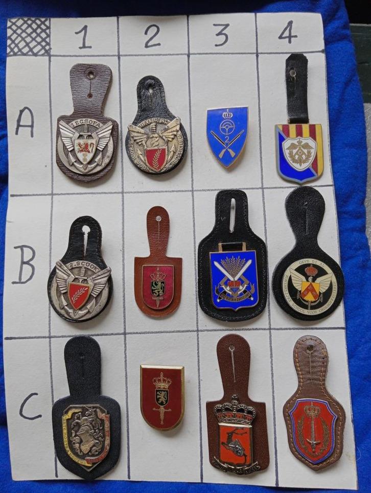 Verschillende borsthangers van de militaire school, Verzamelen, Militaria | Algemeen, Landmacht, Embleem of Badge, Ophalen of Verzenden