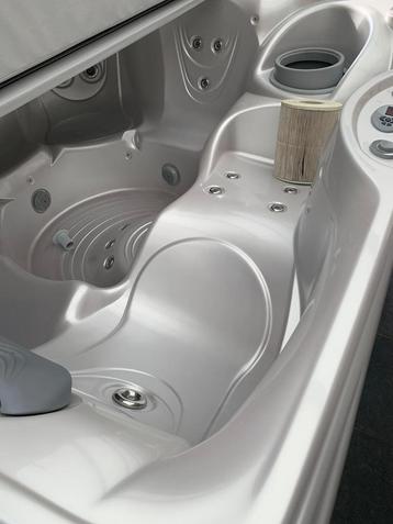Jacuzzi (zo goed als nieuw) beschikbaar voor biedingen