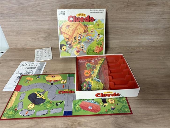 Cluedo junior parker vierkante doos [3718], Hobby en Vrije tijd, Gezelschapsspellen | Bordspellen, Zo goed als nieuw, Verzenden
