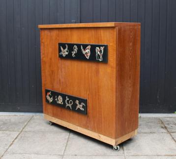 vintage houten barkast, barmeubel op wieltjes, winkelbalie beschikbaar voor biedingen