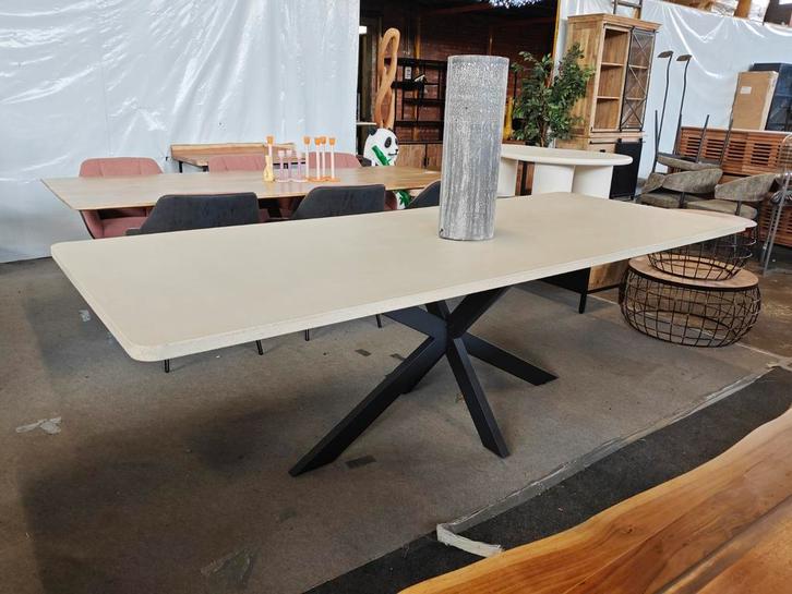 Betonnen tafel met spinpoot (outlet), Huis en Inrichting, Woonaccessoires | Overige, Nieuw, Ophalen