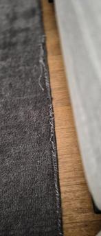 Donkergrijs tapijt, Ophalen