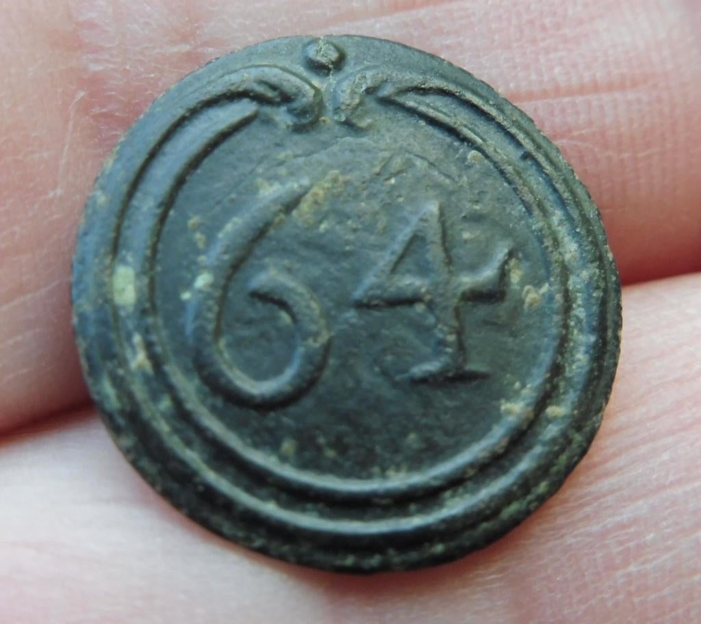 Bouton d'uniforme  64e Régiment d'Infanterie Ligny 1815, Collections, Envoi, Armée de terre, Douilles ou Pièces de fouille