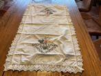 Heel heel mooie tafelloper met prachtig borduursels, Huis en Inrichting, Ophalen of Verzenden