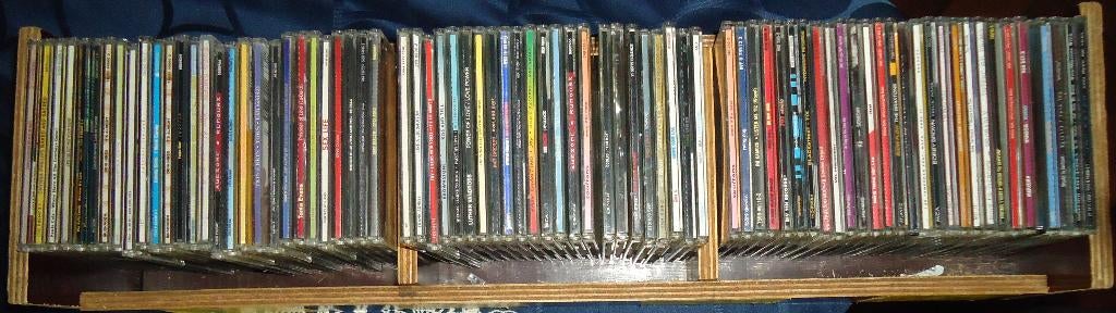 +90 originele cd singels in plastieken doosje, CD & DVD, CD | Autres CD, Enlèvement ou Envoi, Comme neuf, Coffret