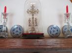 Dôme en verre avec croix et deux chandeliers en verre, Antiquités & Art, Antiquités | Objets religieux, Enlèvement