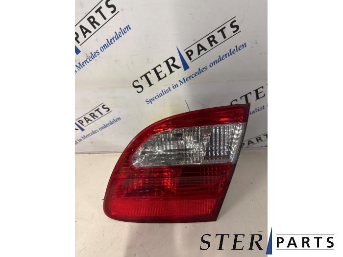 Achterlicht rechts van een Mercedes E-Klasse, Auto-onderdelen, Verlichting, Mercedes-Benz, Gebruikt, 3 maanden garantie, Ophalen of Verzenden