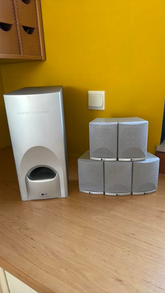LG superwoofer en 5 luidsprekers van 70 watt, Audio, Tv en Foto, Luidsprekerboxen, Ophalen, Zo goed als nieuw