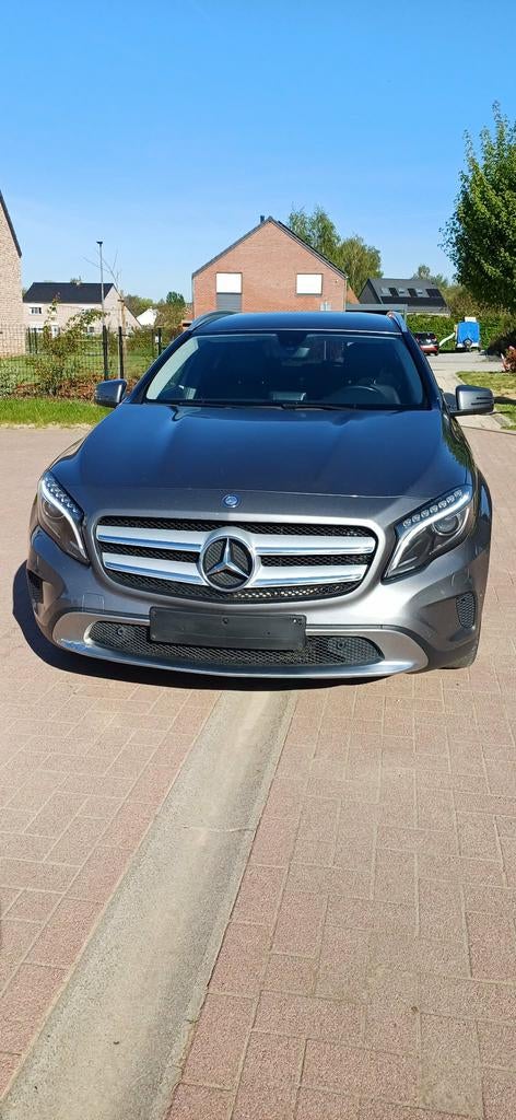 Mercedes GLA 180d, Argent ou Gris, Euro 6, Boîte manuelle, Noir