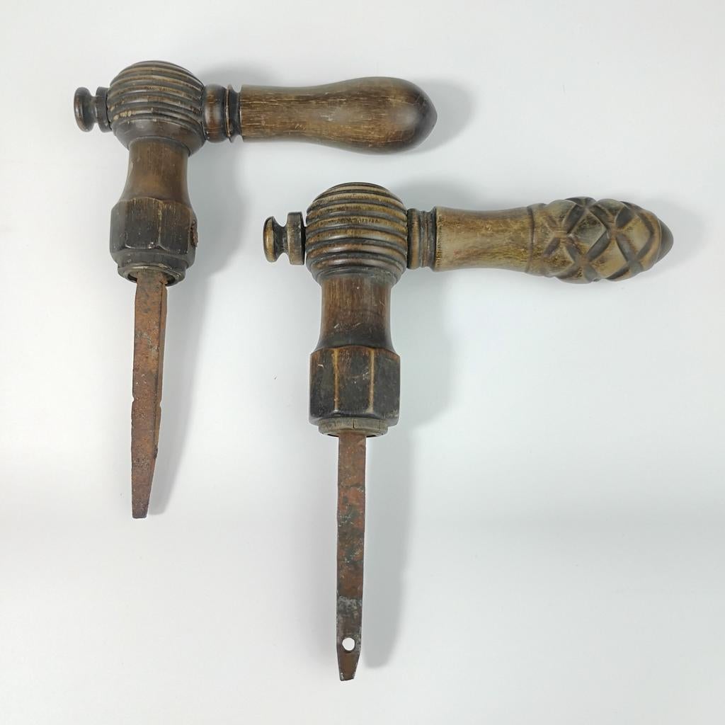 Eeuwenoude gebeeldhouwde deurklinken, Ophalen of Verzenden