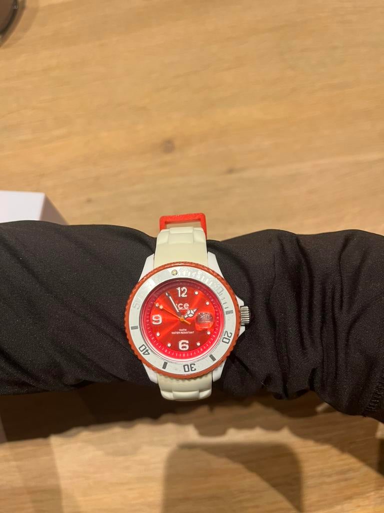 Ice Watch Horloge wit met rood, Bijoux, Sacs & Beauté, Montres | Enfants, Utilisé, Garçon ou Fille, Rouge, Enlèvement ou Envoi