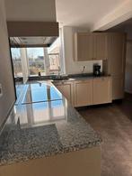 Hoekkeuken met granieten blad (5 jaar oud) en apparatuur, Ophalen