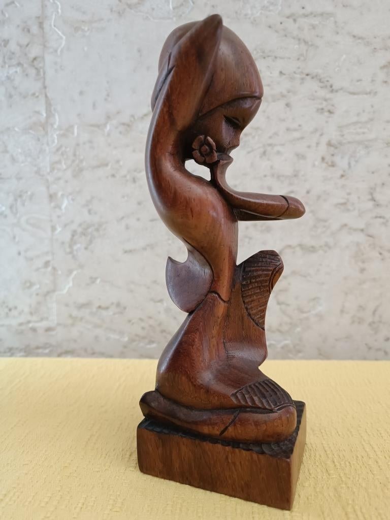 Jolie statuette en bois d'une jeune femme - 21,5 cm de haut, Sur socle, Bois, Brun, Enlèvement