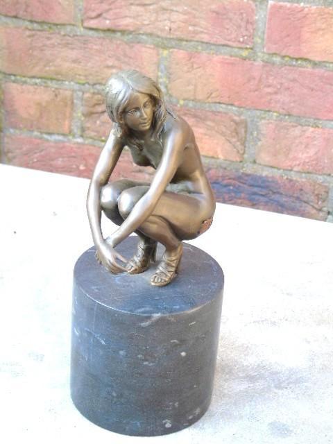 naakte vrouw gehurkt in brons, gesigneerd, MILO., Antiek en Kunst, Antiek | Brons en Koper, Brons, Ophalen of Verzenden