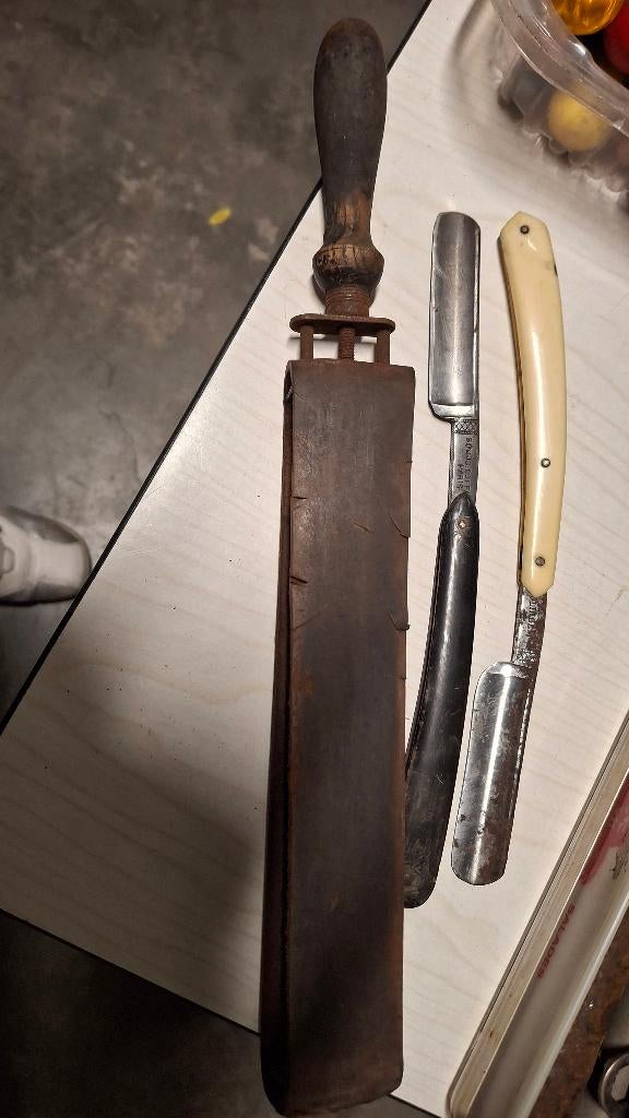 oude scheergerief, slijpgereedschap en 2 mesjes,, Ophalen