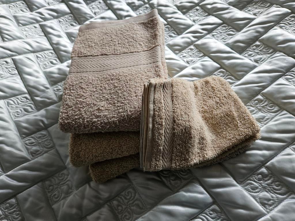 Setje handdoeken 100x50cm met washandje, nieuw, Ophalen of Verzenden, Bruin