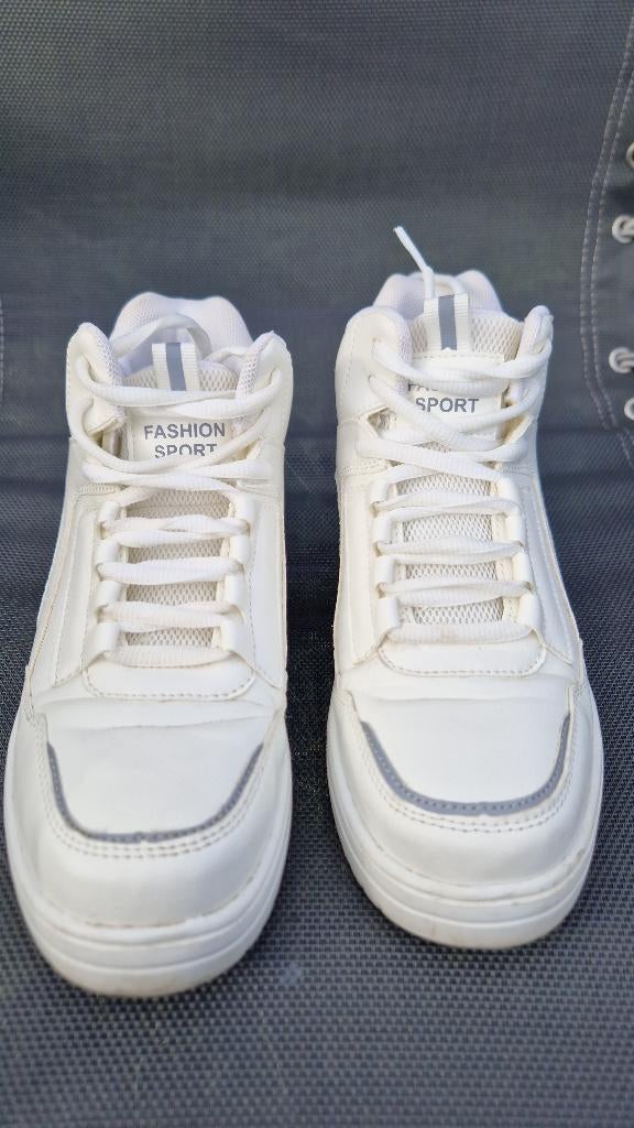 Hoge witte sneakers, Sport en Fitness, Basketbal, Ophalen, Zo goed als nieuw, Schoenen