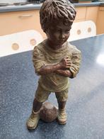 beeld jongen met voetbal, keramiek, handgemaakt, Geert Kunen, Ophalen of Verzenden, Mens