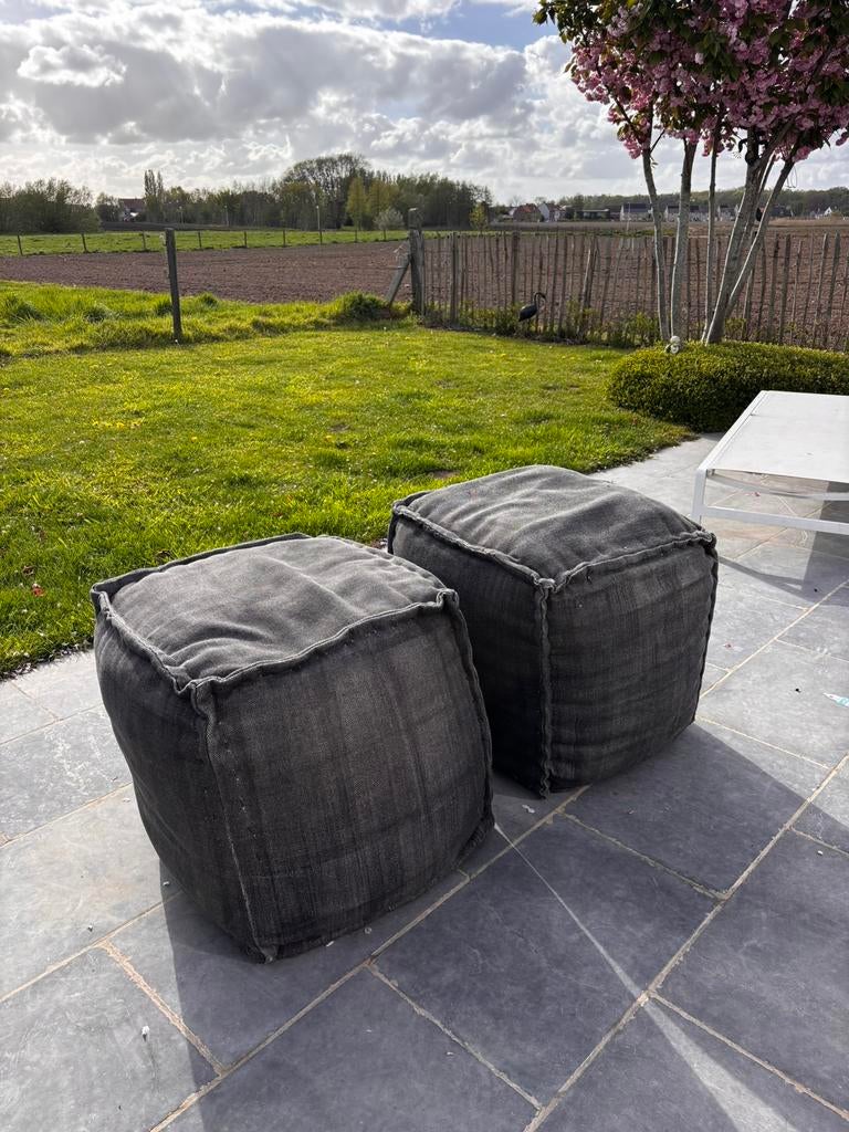 2 jolis poufs en pure ligne, Enlèvement, Comme neuf