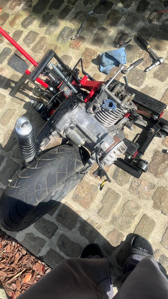 Kymco project brommer, Enlèvement