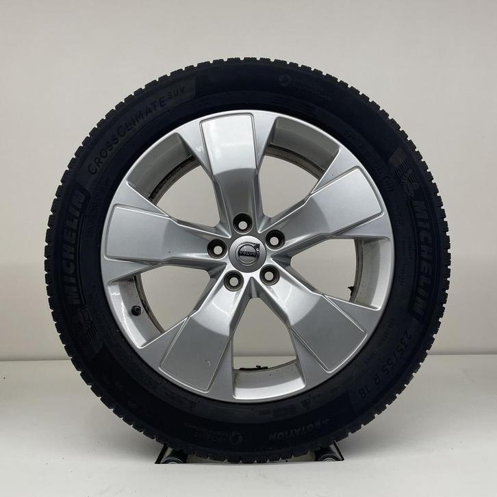 Volvo XC40 - 18 inch - all season, Autos : Pièces & Accessoires, Pneus & Jantes, Pneus et Jantes, 4 Saisons, 18 pouces, 235 mm