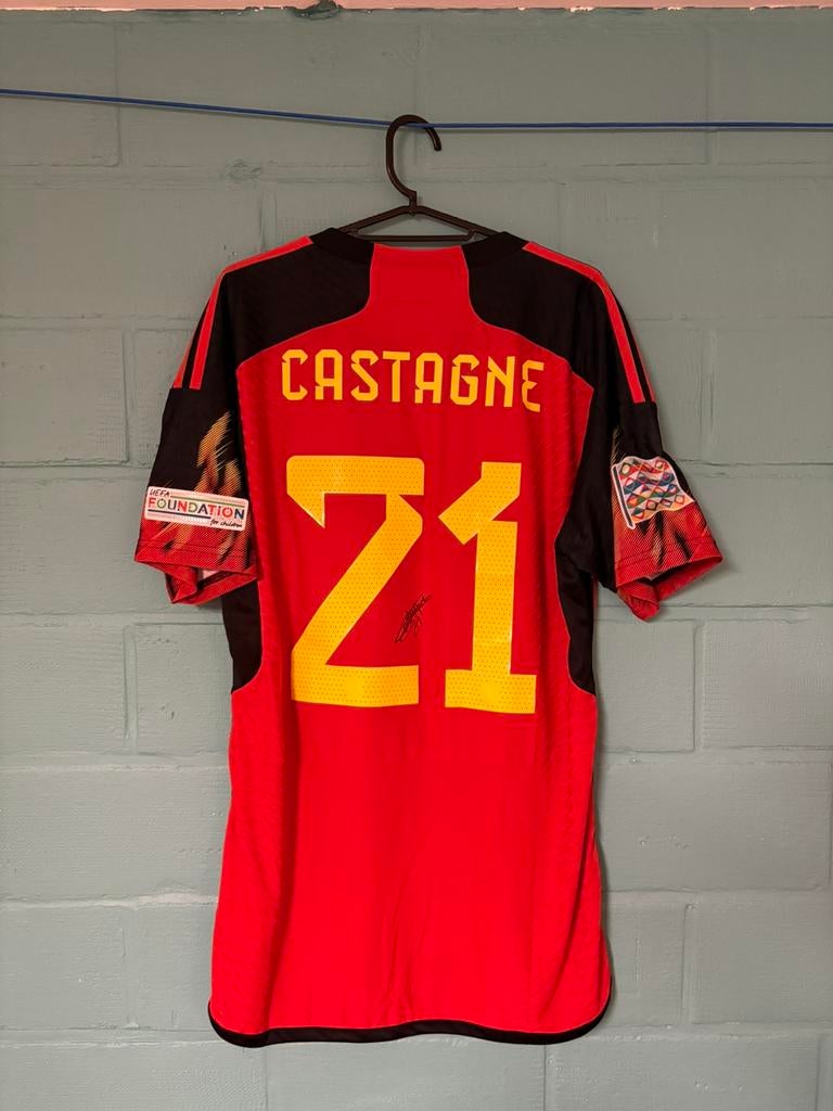 #21 Castagne ~ rode duivels 2022 home shirt~signed, Taille M, Enlèvement ou Envoi, Comme neuf, Maillot