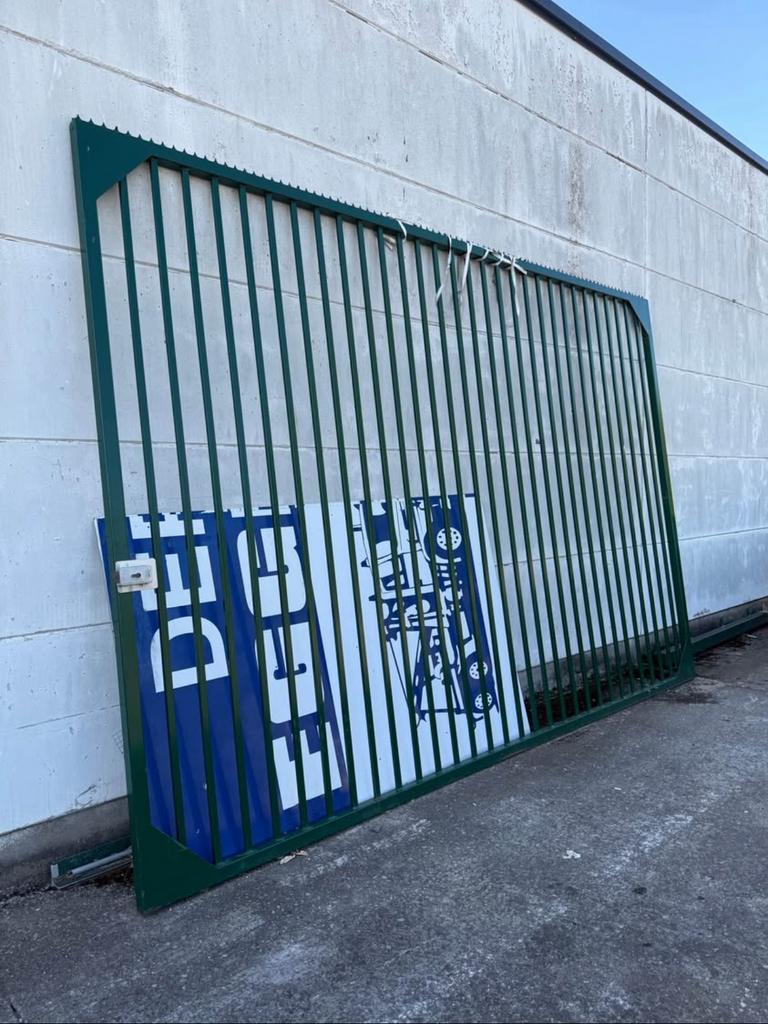 Metalen poort, Ophalen, Zo goed als nieuw, IJzer