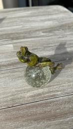 Beeldje van een zonnende kikker op glazen bol, Verzamelen, Ophalen of Verzenden, Gebruikt