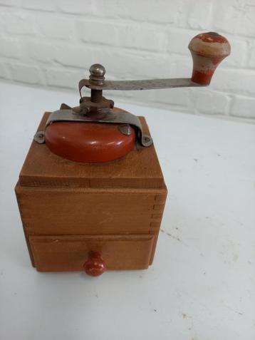 Oude koffiemolen (nummer 3) beschikbaar voor biedingen